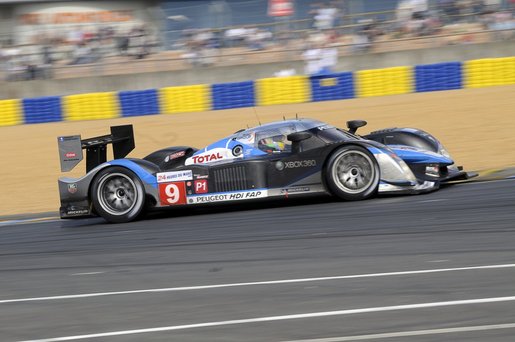 On its way to victory, the No. 9 Peugeot speeds up the Dunlop Hill.